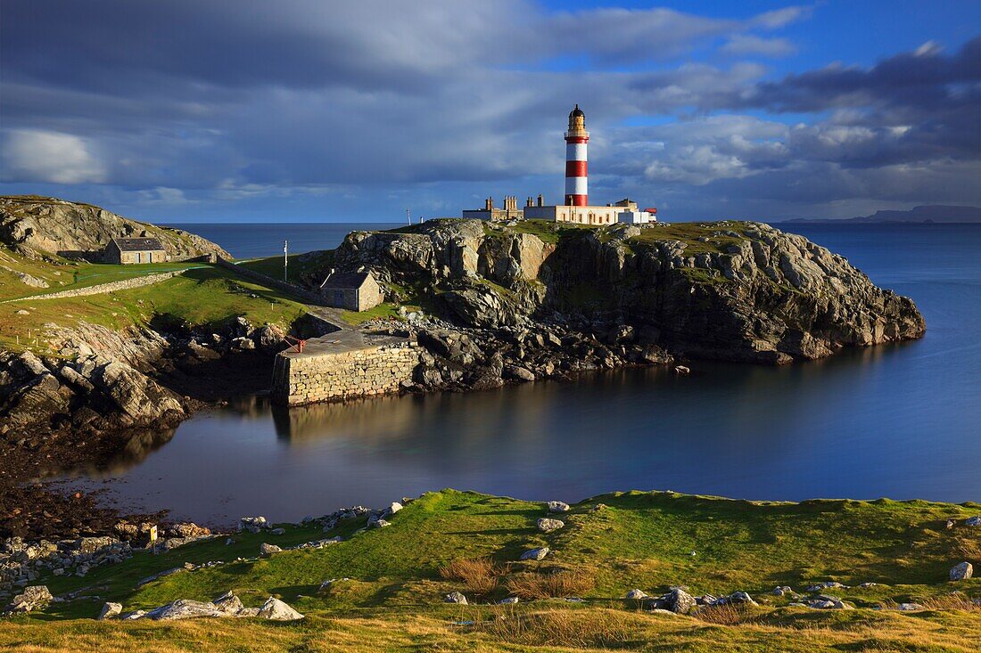 Eilean Glas Lighthouse auf der Isle of Scalpay in den Äußeren Hebriden, aufgenommen von einem hohen Aussichtspunkt an einem Nachmittag Anfang November.