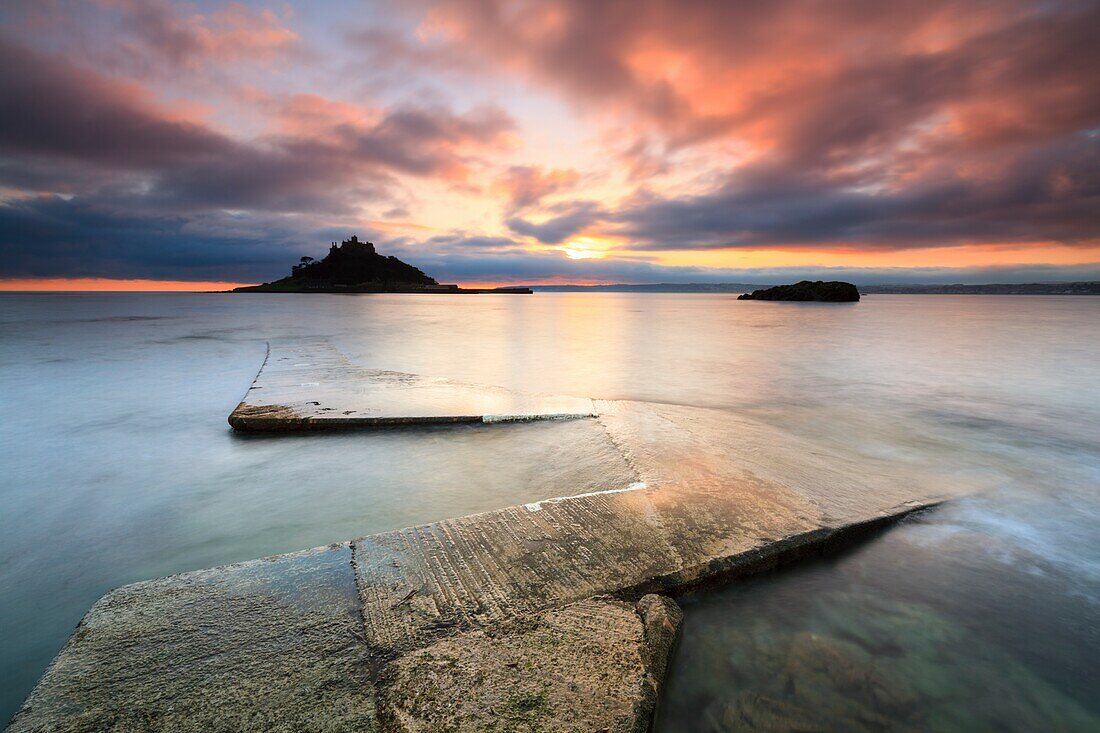 Die Helling in Marazion, die bei Flut benutzt wird, um Besucher hin und her zum St. Michaels' Mount zu befördern.