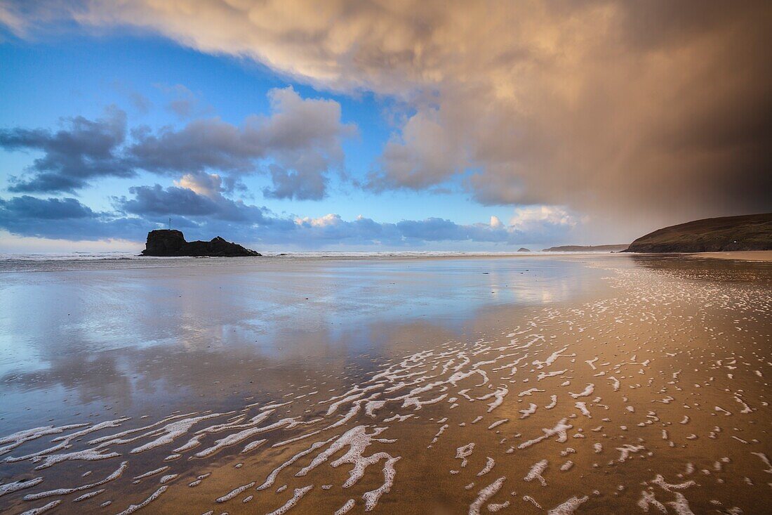 Der Strand von Perranporth an der Nordküste von Cornwall, eingefangen an einem stürmischen Nachmittag Ende März.