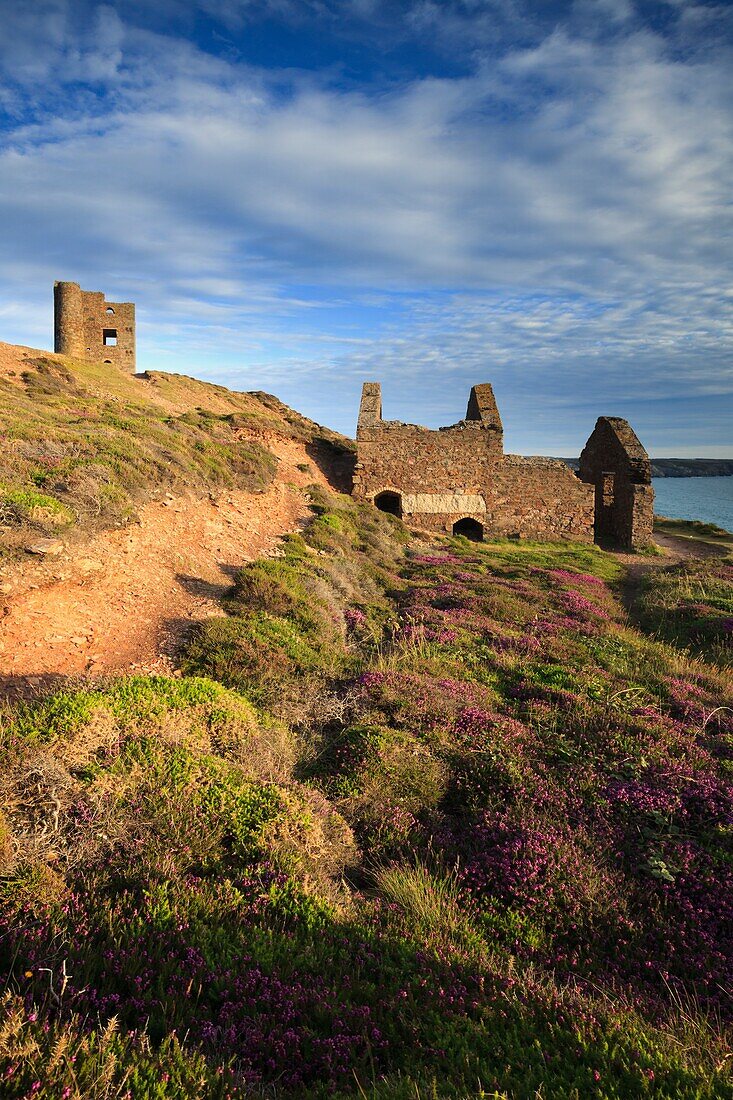 Maschinenhäuser in Wheal Coates, in der Nähe von St. Agnes an der Nordküste von Cornwall.