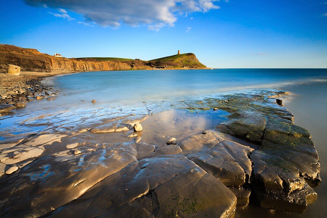 Der Blick nach Süden von der Kimmeridge Bay an der Jurassic Coast von Dorset zum Clavell Tower.