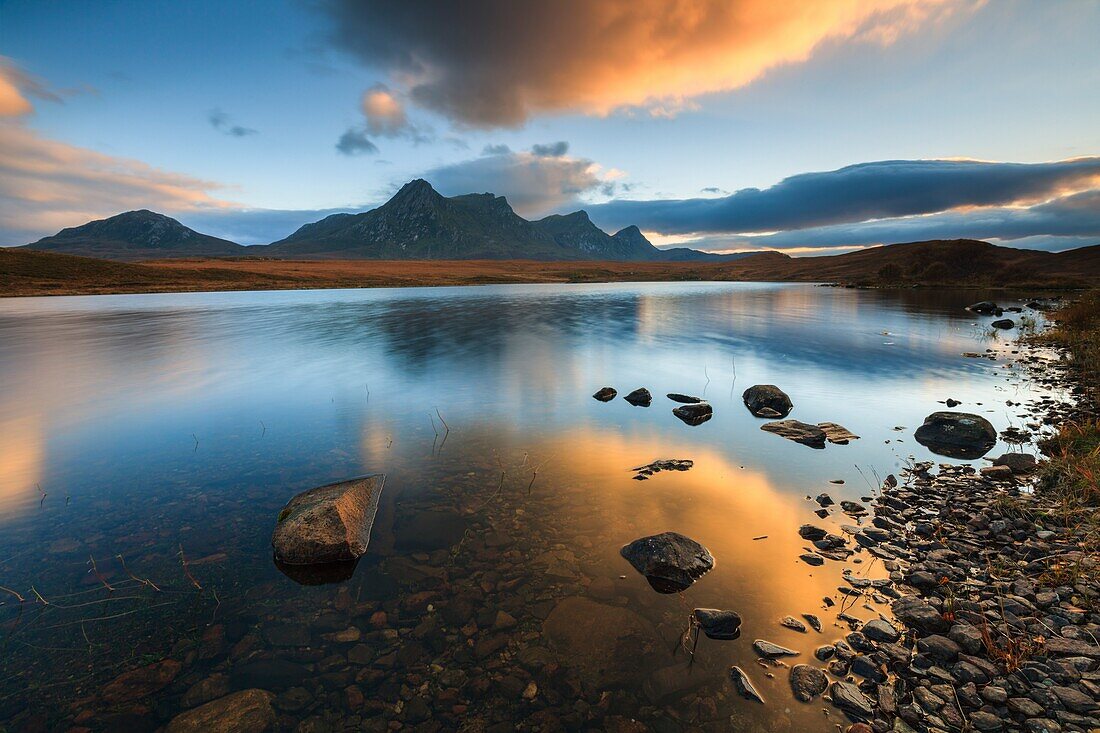 Ben Loyal in den North West Highlands von Schottland, spiegelte sich Anfang November bei Sonnenuntergang in Loch Hakel wider.