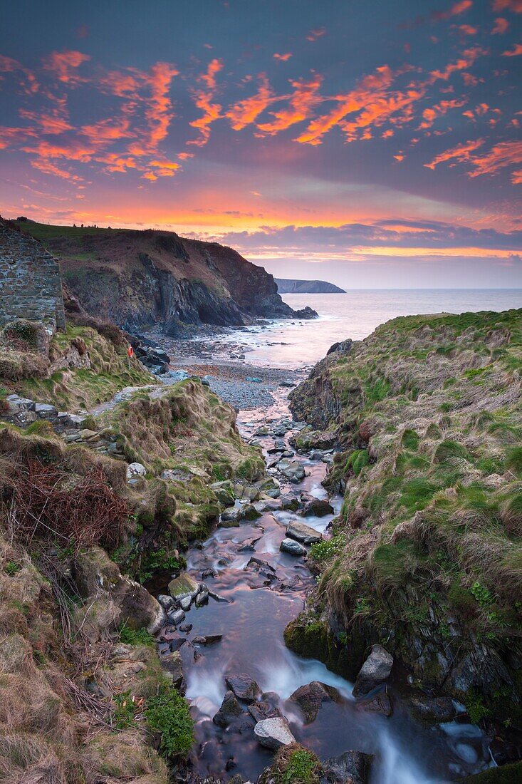 Sonnenuntergang, aufgenommen Ende März vom Pembrokeshire Coast Path über dem Strand von Melin Trefin.