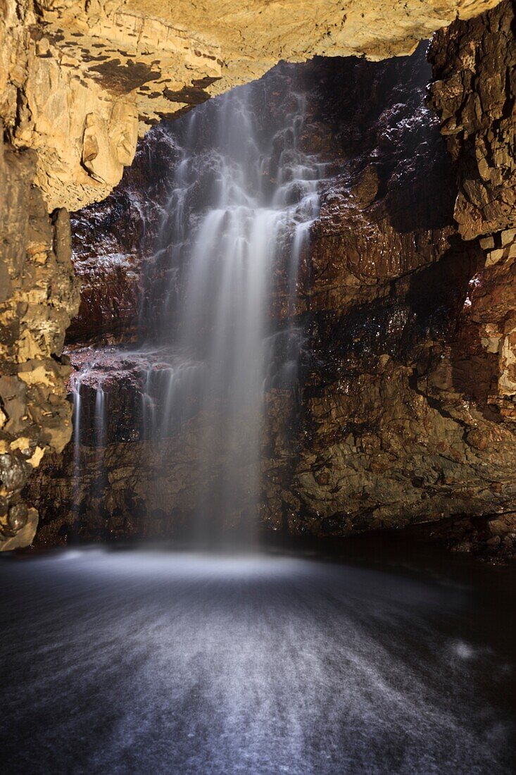 Smoo Cave Wasserfall in einer Höhle bei Durness im äußersten Nordwesten Schottlands.