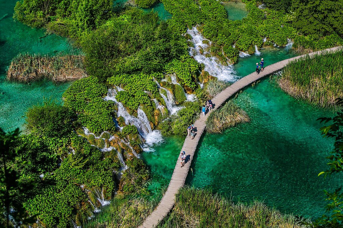 Nationalpark Plitvicer Seen. Bergkette Lika Plješivica. Der Park liegt in zwei Landkreisen Lika-Senj und Karlovac. UNESCO-Weltkulturerbe, Kroatien.