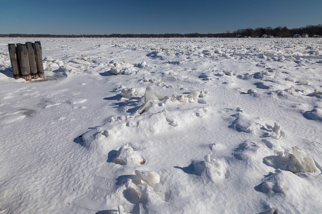 Marine City, Michigan - Der zugefrorene St. Clair River, der die oberen Great Lakes in den Lake St. Clair und die unteren Seen mündet. Eis erzwingt normalerweise die Schließung der Schifffahrtssaison auf dem St. Clair River und anderen Wasserstraßen der Großen Seen von Januar bis März.