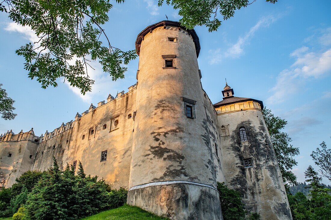 Eine schöne Aussicht auf Schloss Niedzica, auch bekannt als Schloss Dunajec in Niedzica, Kleinpolen, Polen.