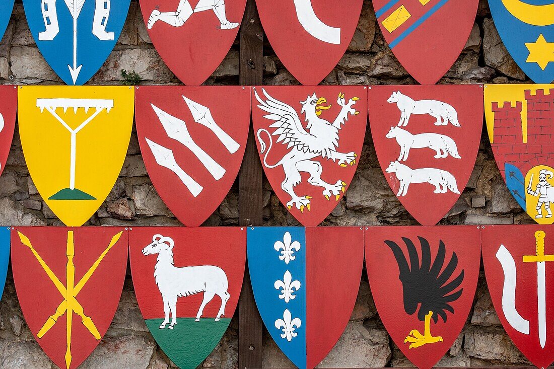 Verschiedene Wappen, die im königlichen Schloss Checiny in Checiny (Polen) ausgestellt sind.
