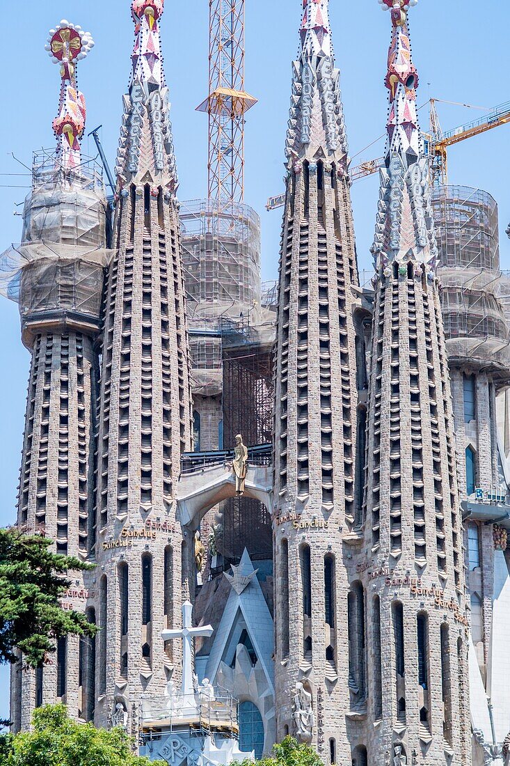 Blick auf die vorderen Säulen des Tempels Expiatori de la Sagrada Familia, Barcelona, Spanien.