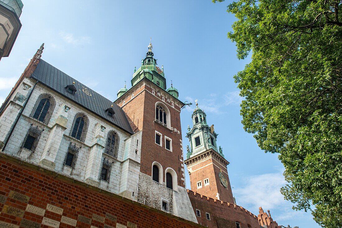 Türme an den Außenmauern des Königsschlosses Wawel, Krakau, Woiwodschaft Kleinpolen, Polen.