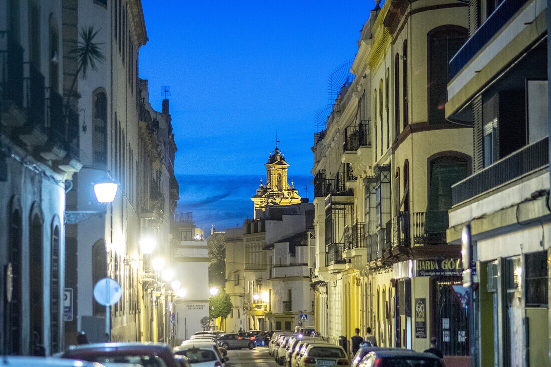Blick auf die Straße bei Nacht in der Nachbarschaft in Sevilla, Spanien.