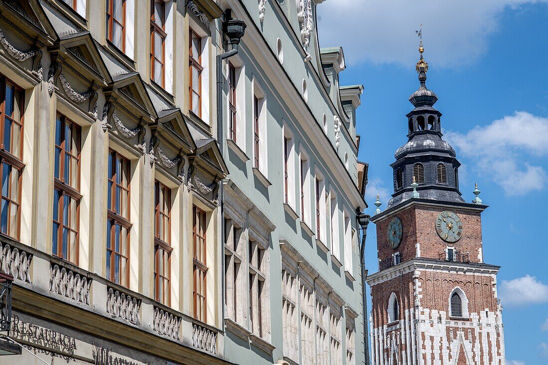 Äußere der historischen Stadthäuser auf dem Hauptmarkt von Krakau, Altstadt mit Rathausturm im Hintergrund, Woiwodschaft Kleinpolen, Polen.