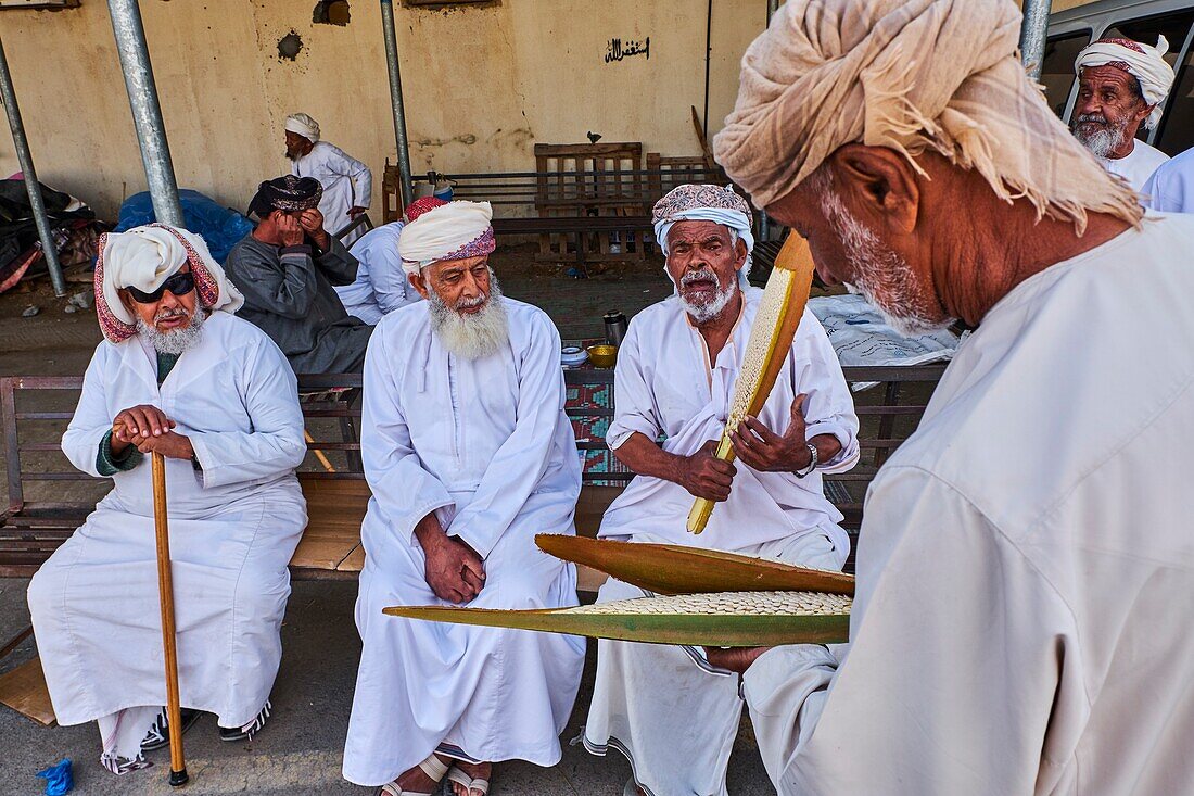 Sultanat Oman,Region Ad-Dakhiliyah,Bahla,Dattelpalmenblüten zur Befruchtung im Souq.