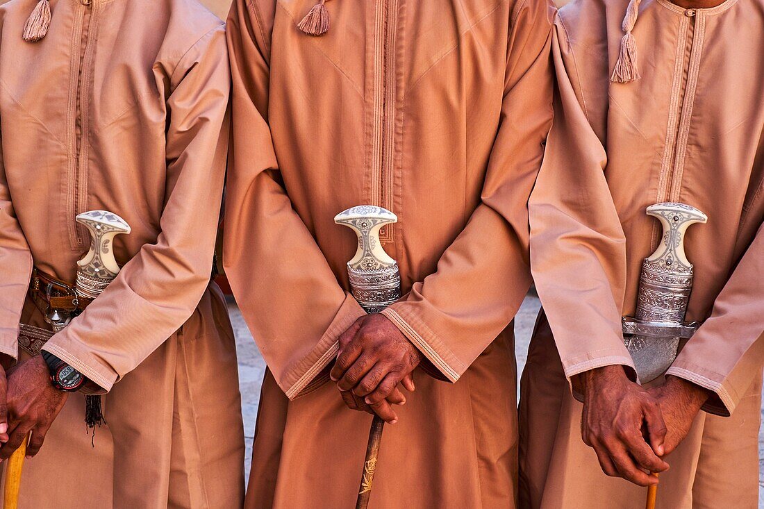 Sultanat Oman, Region Ad-Dakhiliyah, Nizwa, die Festung aus dem 17. Jahrhundert, traditionelle Tänze.