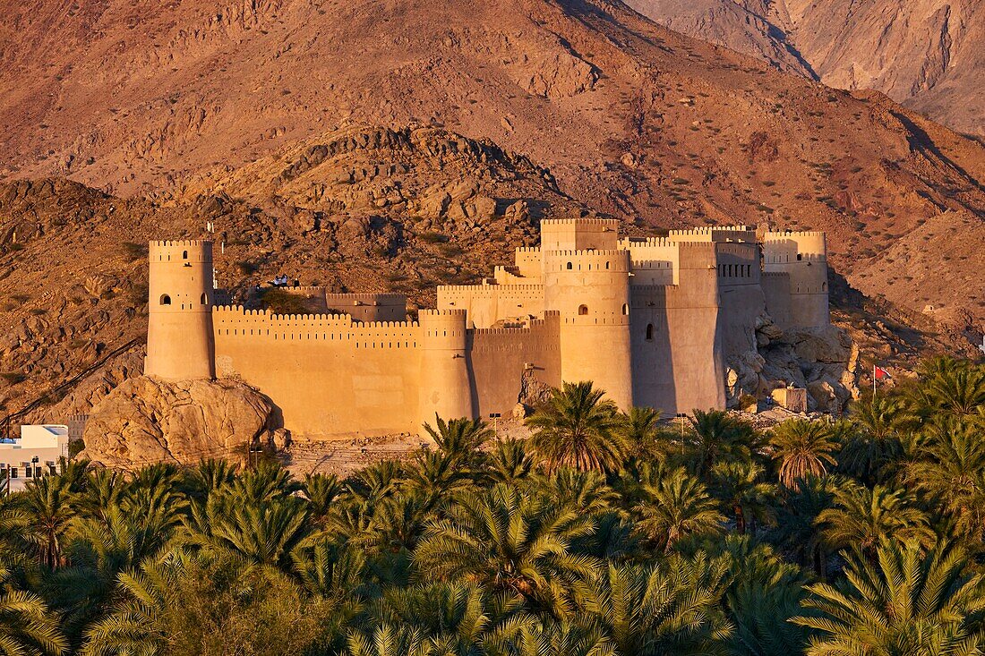 Sultanat von Oman, Gouvernement Al-Batina, Nakhl, Fort Nakhl oder Husn Al Heem, Festung, historisches Lehmziegelgebäude.