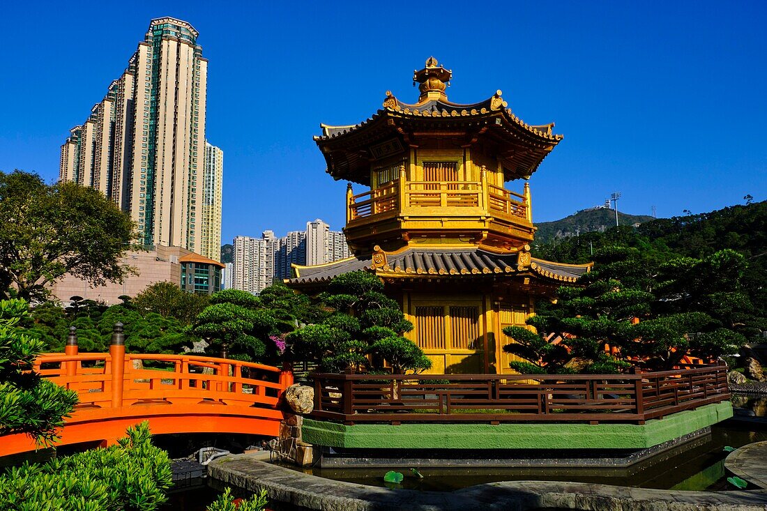 China,Hongkong,Kowloon,The Pagoda at the Chi Lin Nonnenkloster und Nan Lian Garden.