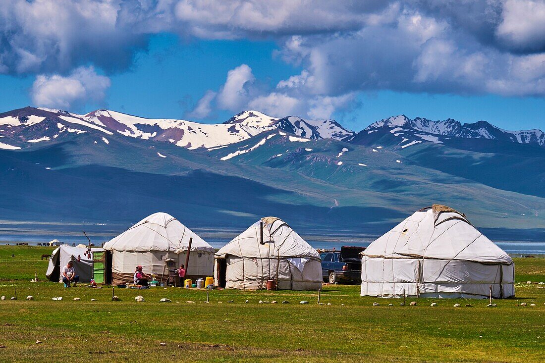 Kirgisistan, Provinz Naryn, See Song Kol, Jurtenlager der kirgisischen Nomaden.