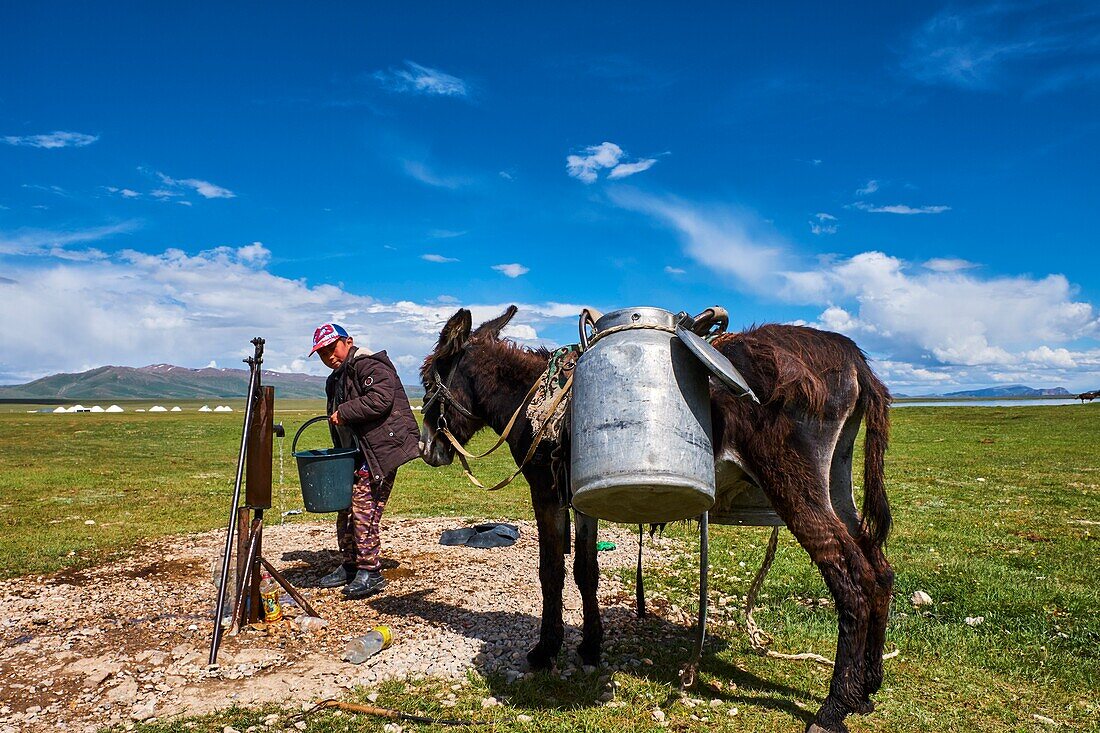 Kirgisistan,Provinz Naryn,Song-Kol-See,kirgisisches Nomadenjurtenlager,Wasserabgabe.