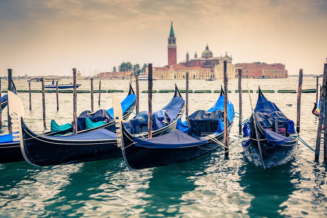 Gondeln und Insel San Giorgio Maggiore. Markusplatz. Venedig, Italien. Europa.