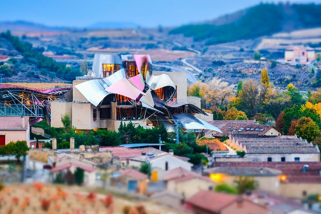 Weinberge Marques de Riscal, Hotel und Weinkeller. Elciego-Dorf. Kreis Rioja Alavesa. Alava, Baskenland, Spanien, Europa.