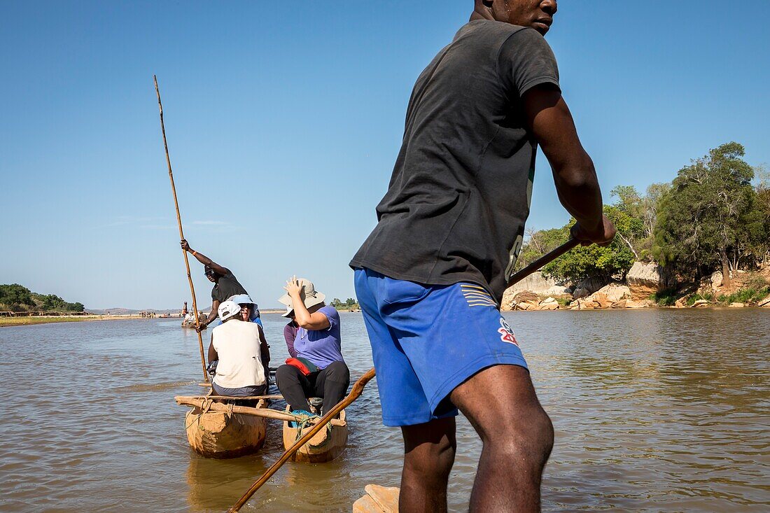 Kanufahrt auf dem Fluss Manambolo im Nationalpark Tsingy de Bemaraha. Madagaskar, Afrika.