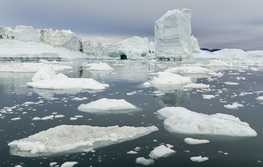 Ilulissat-Eisfjord, auch Kangia oder Ilulissat Kangerlua genannt, in der Diskobucht. Der Eisfjord ist als UNESCO-Weltnaturerbe gelistet. Amerika, Nordamerika, Grönland, Dänemark.