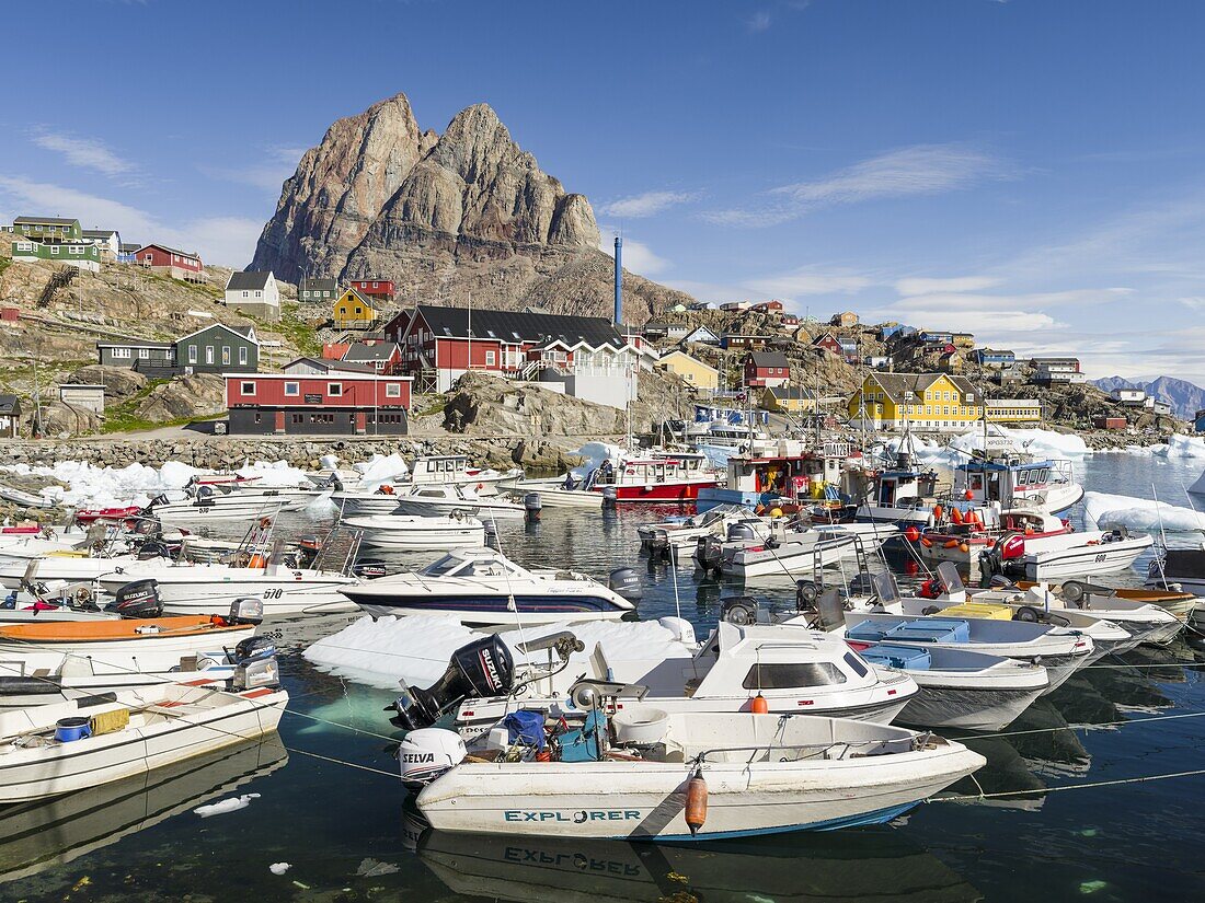 Der Hafen. Die Stadt Uummannaq im Norden Westgrönlands liegt auf einer Insel im Uummannaq-Fjordsystem. Amerika, Nordamerika, Grönland.