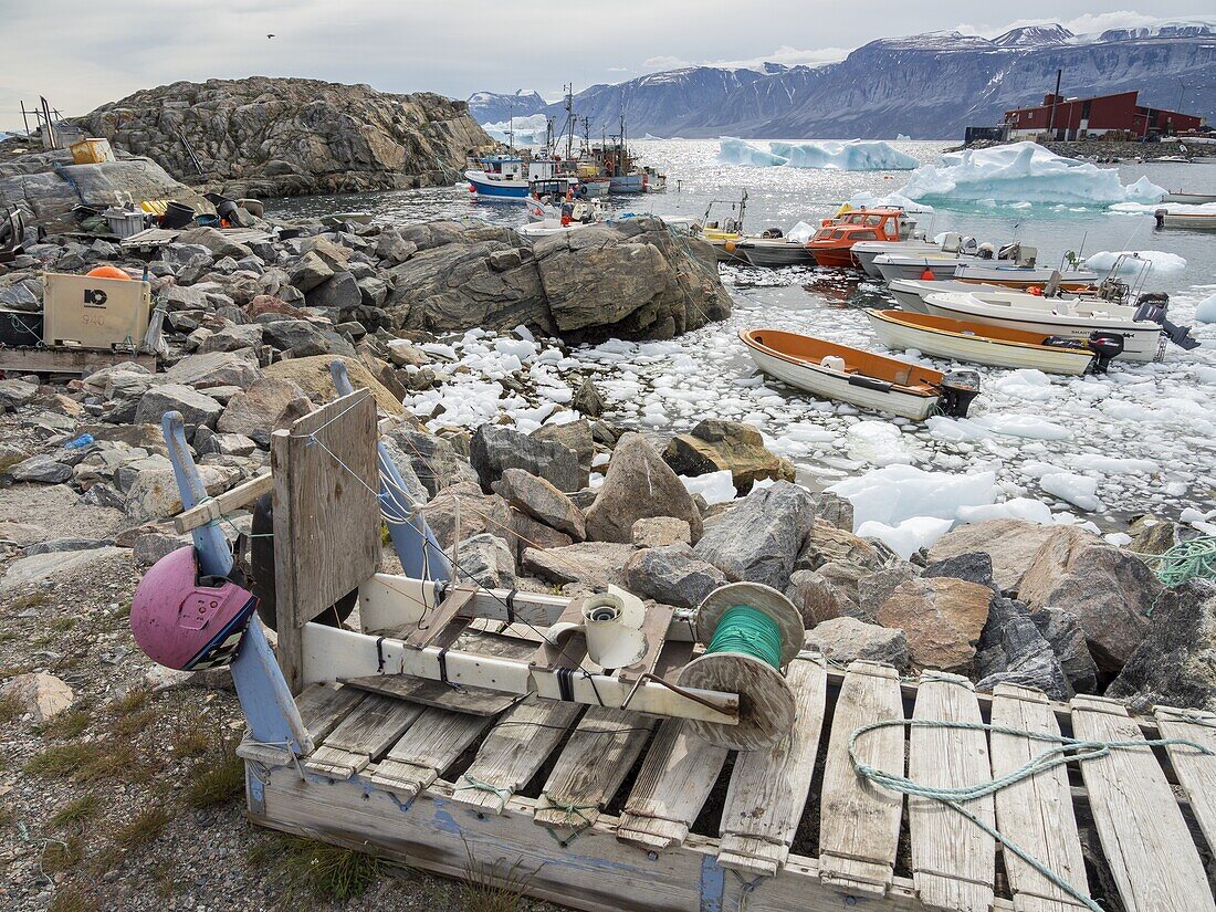 Der Hafen. Die Stadt Uummannaq im Norden Westgrönlands liegt auf einer Insel im Uummannaq-Fjordsystem. Amerika, Nordamerika, Grönland.