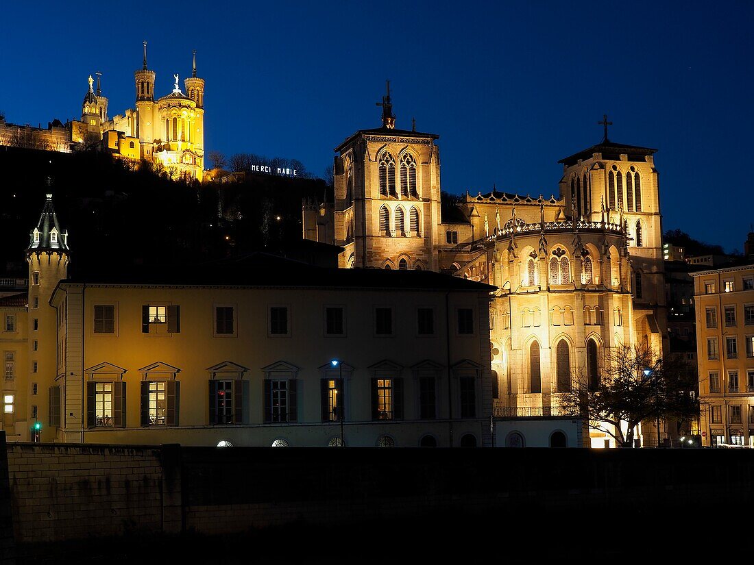 Kathedrale Saint-Jean-Baptiste und Basilika Notre Dame de Fourvière bei Nacht, Lyon, Frankreich.