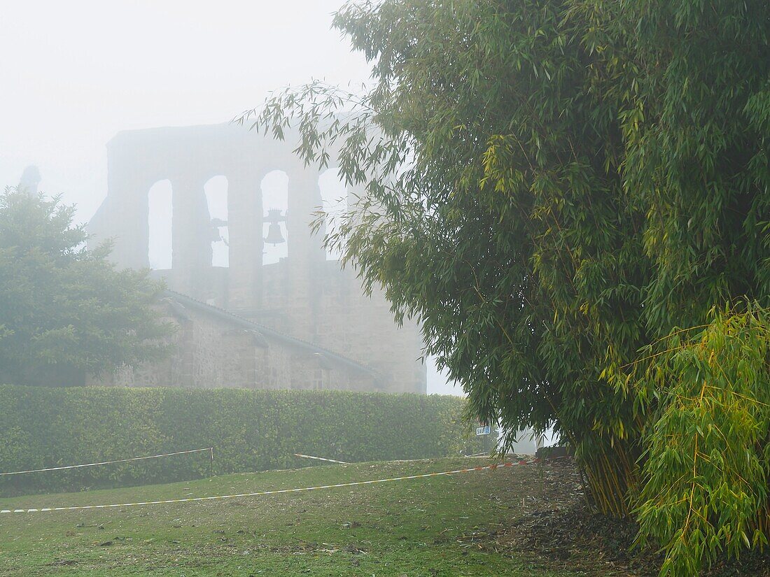 Eglise de Tourtres im Nebel, Tourtres, Departement Lot-et-Garonne, Nouvelle Aquitaine, Frankreich.