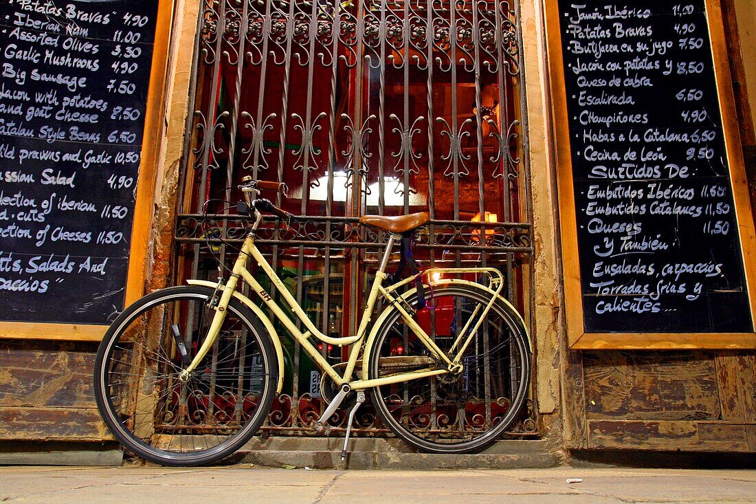 Fahrrad geparkt vor Restaurant, Viertel El Born, Barcelona, Katalonien, Spanien