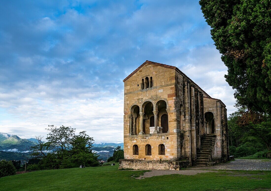 Romanische Kirche Santa Maria del Naranco in Oviedo, Asturien, Spanien.