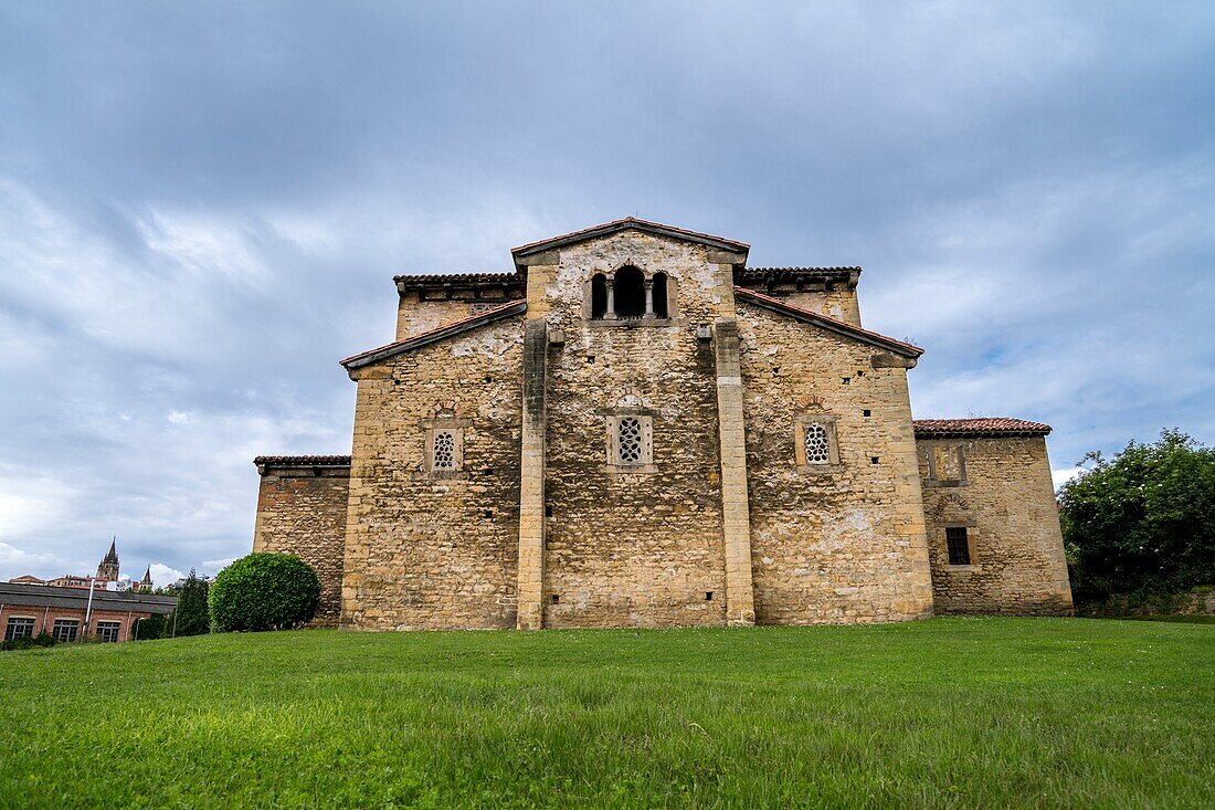 Vorromanische Kirche San Julian de los Prados in Oviedo, Asturien, Spanien.