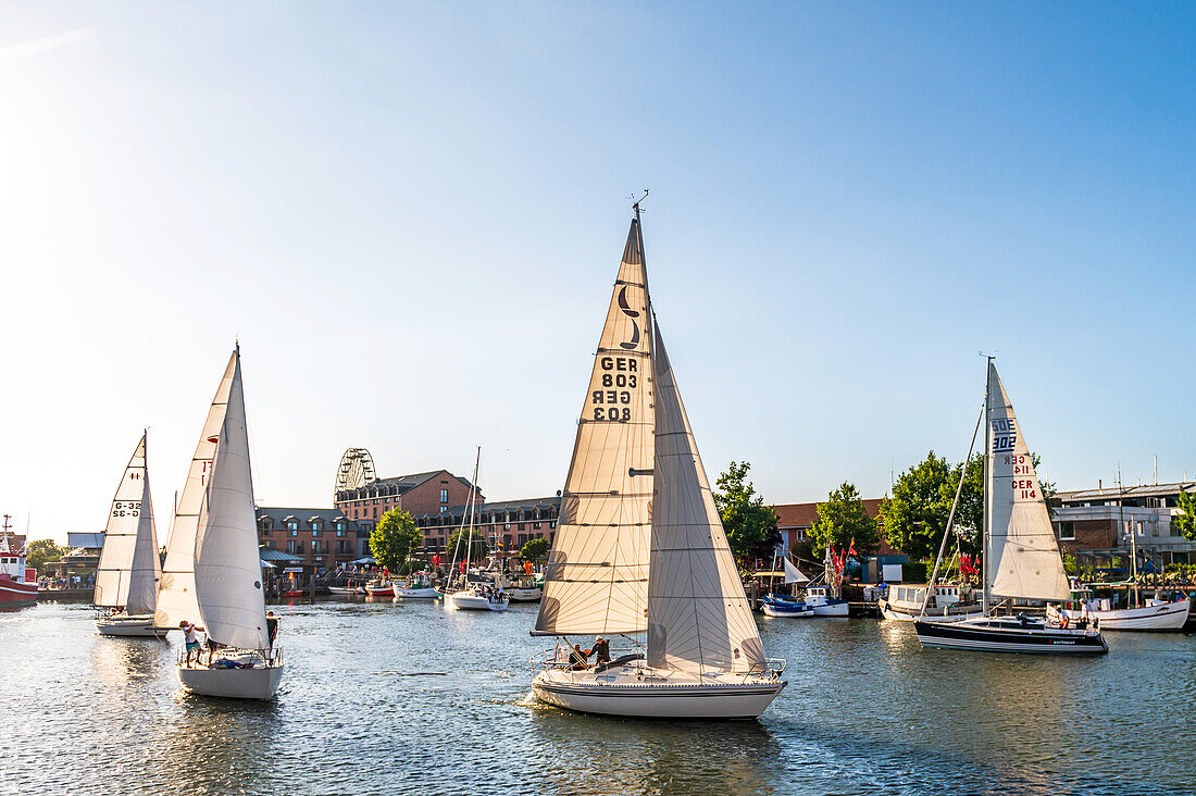 Blick auf den Jachthafen und die Promenade, Heiligenhafen, Ostholstein, Schleswig-Holstein, Deutschland