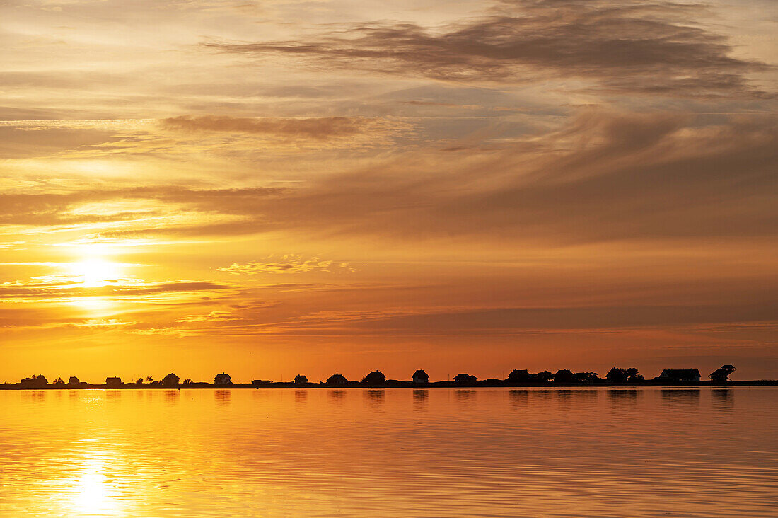 Blick auf die Häuser des Graswarder, Heiligenhafen, Sonnenuntergang, Strandhusen, Ostsee, Ostholstein, Schleswig-Holstein, Deutschland