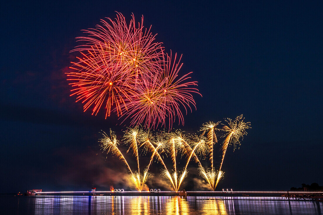 Feuerwerk in Kellenhusen, Kellenhusen, Ostsee, Ostholstein, Schleswig-Holstein, Deutschland