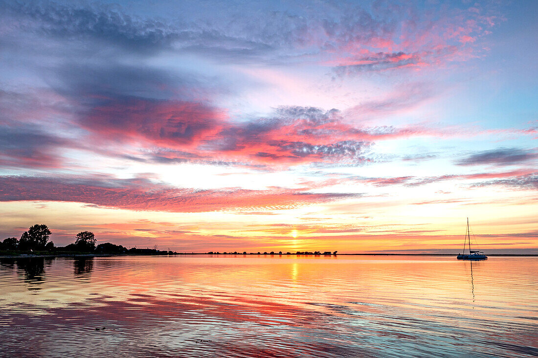 Sonnenuntergang in Heiligenhafen; Strandhusen, Abendlicht, Ostsee, Ostholstein, Schleswig-Holstein, Deutschland