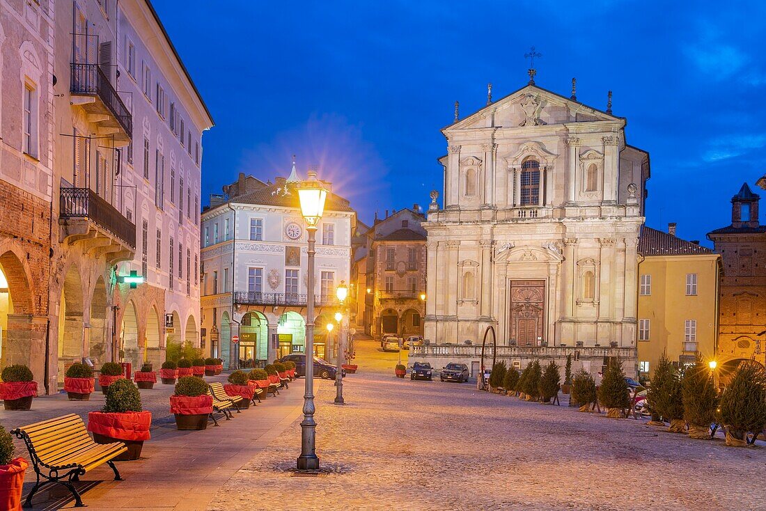 Kirche San Francesco Projekt von Giovenale Boetto und Fresken von Andrea Pozzo, Mondovi, Cuneo, Piemont, Italien, Europa