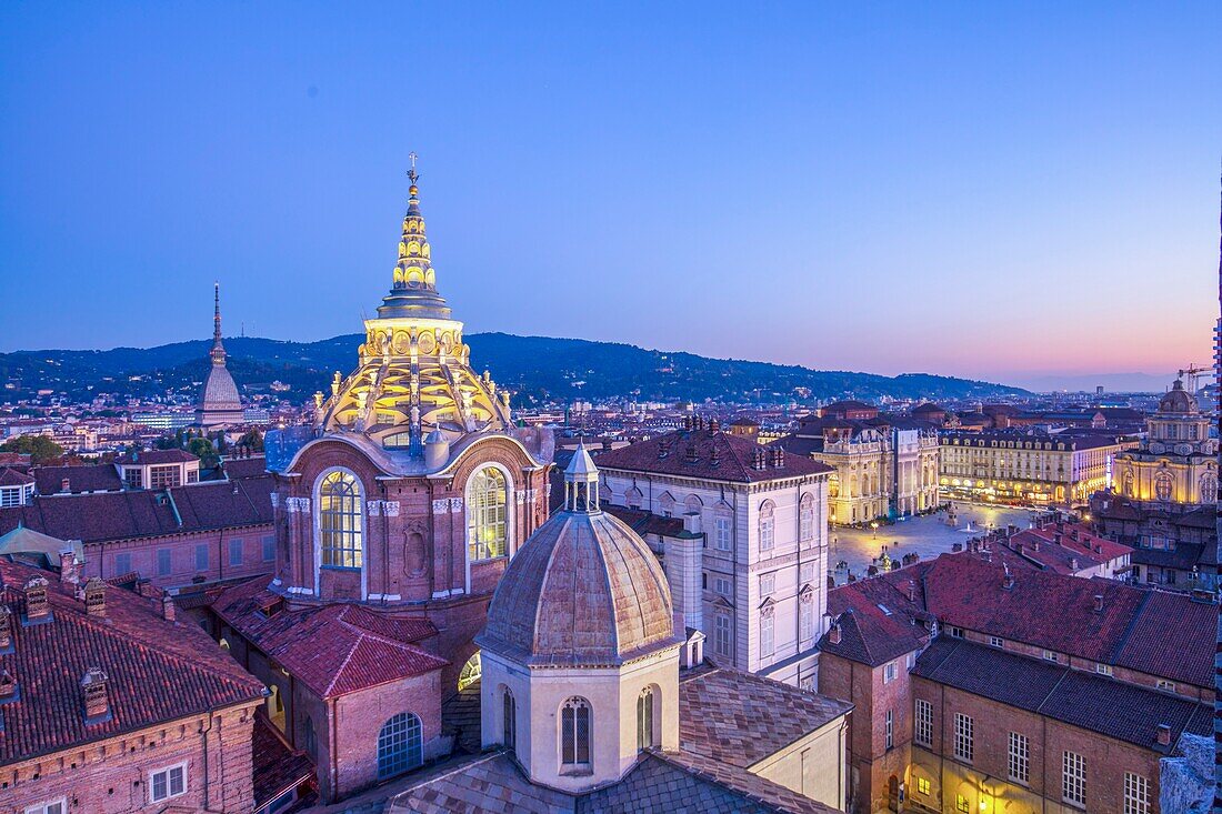 Blick vom Glockenturm der Kathedrale auf die Kuppel der Kapelle des Heiligen Grabtuchs, Turin, Piemont, Italien, Europa