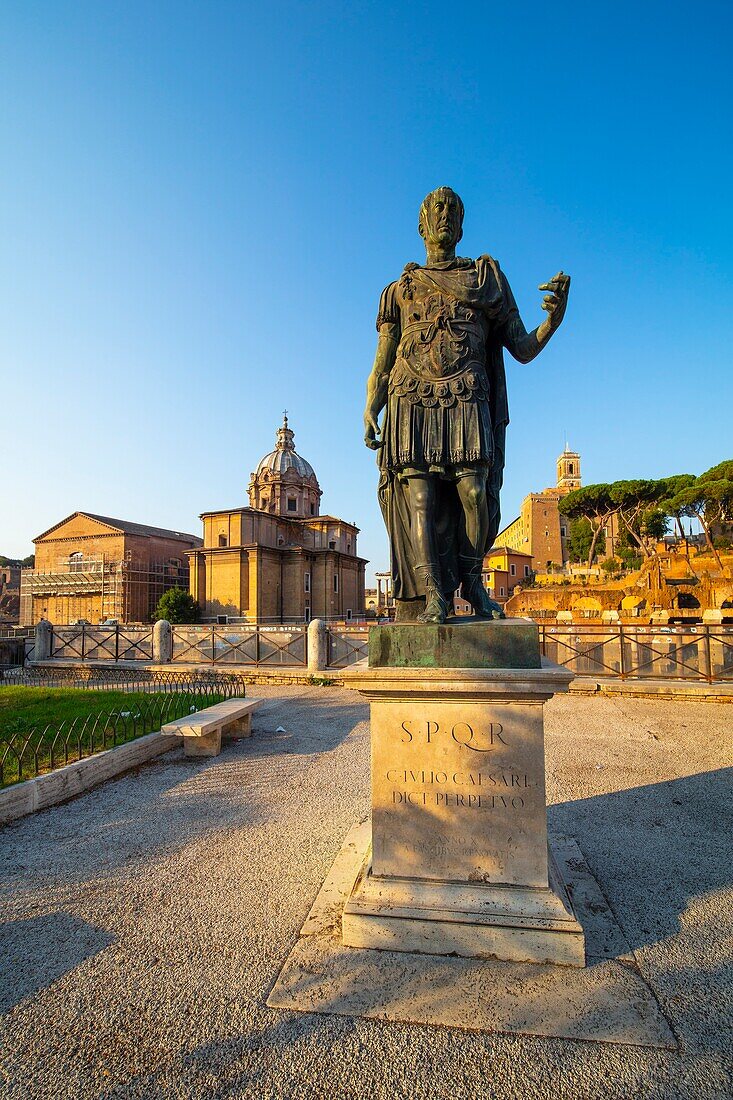 Statue von Julius Caesar, Fori Imperiali, UNESCO-Weltkulturerbe, Rom, Latium, Italien, Europa