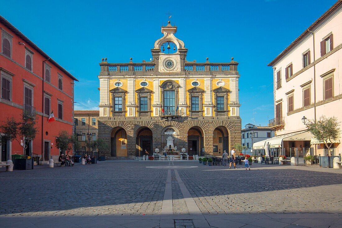 Rathaus und Travertin-Brunnen gemeißelt von Filippo Brigioni im Jahre 1727, Nepi, Viterbo, Latium, Italien, Europa