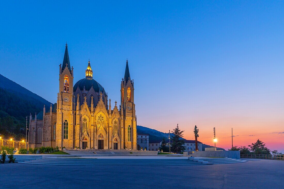 Kleine Basilika der Addolorata von Castelpetroso, Isernia, Molise, Italien, Europa