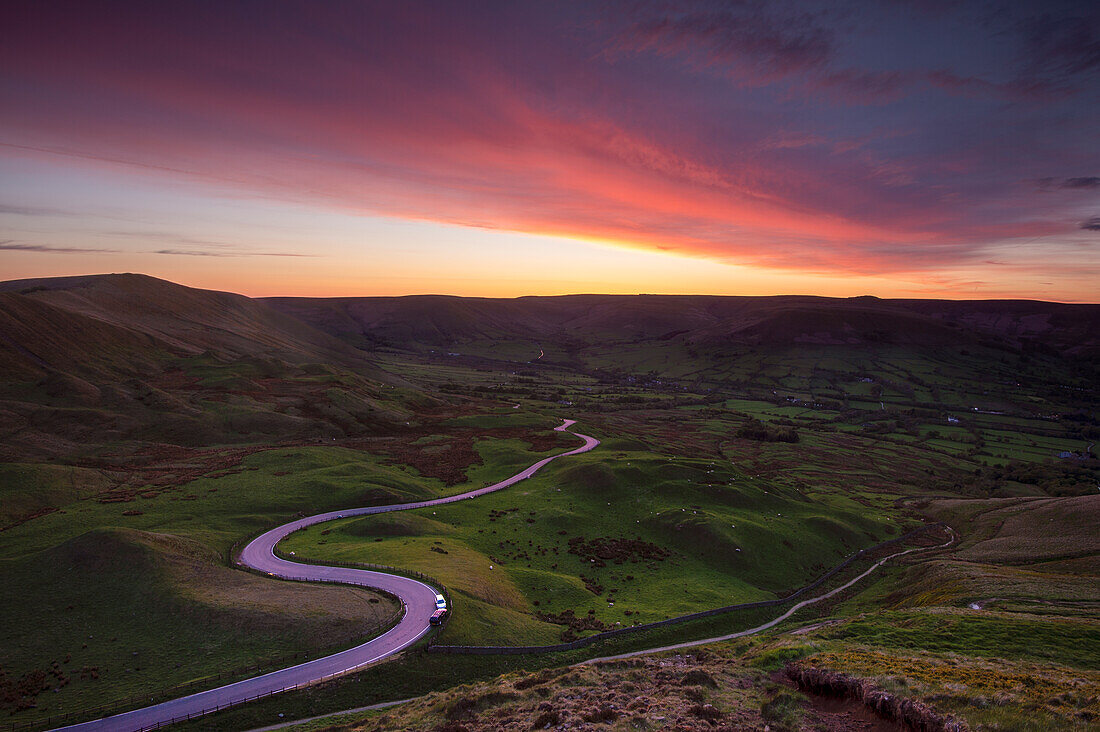 Spektakulärer Sonnenuntergang am Rushup Edge mit kurvenreicher Straße nach Edale, Peak District, Derbyshire, England, Vereinigtes Königreich, Europa