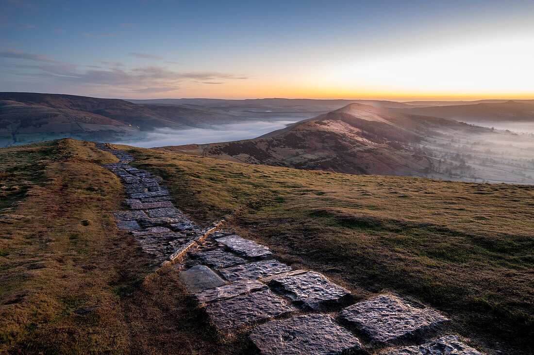Der Weg am Mam Tor führt nach Losehill bei Sonnenaufgang, Peak District, Derbyshire, England, Vereinigtes Königreich, Europa