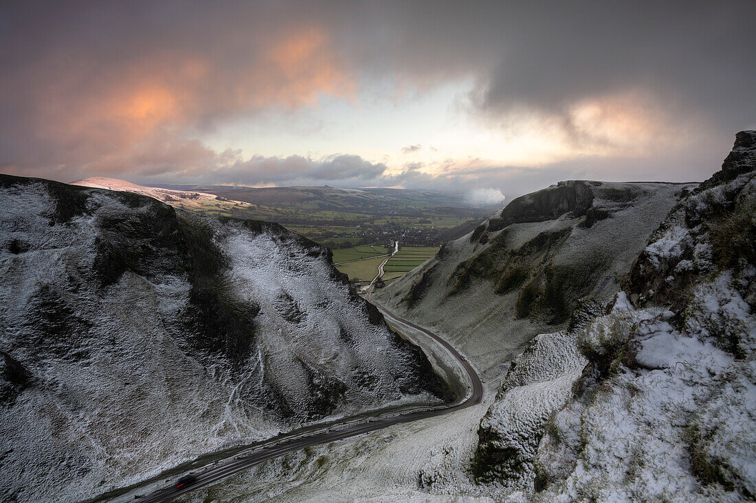 Winterszene von Winnat's Pass, Peak District, Derbyshire, England, Vereinigtes Königreich, Europa