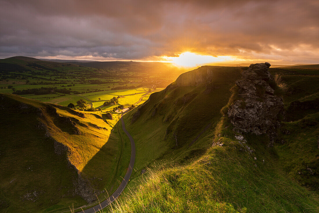 Winnat's Pass gebadet in Morgensonne, Edale, Peak District, Derbyshire, England, Vereinigtes Königreich, Europa