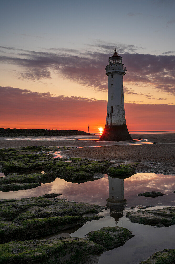 Perch Rock Leuchtturm mit untergehender Sonne, New Brighton, Cheshire, England, Vereinigtes Königreich, Europa