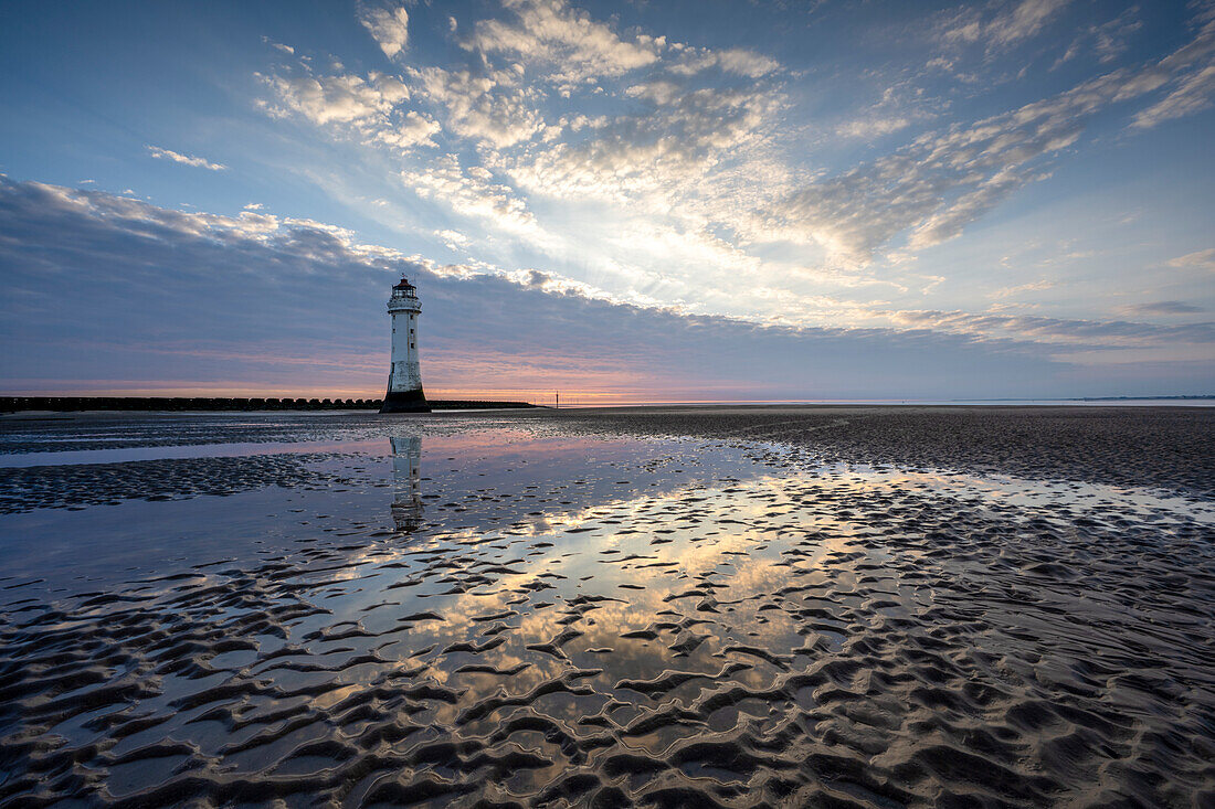 New Brighton Lighthouse spiegelt sich im Sand bei Sonnenuntergang, New Brighton, Cheshire, England, Vereinigtes Königreich, Europa