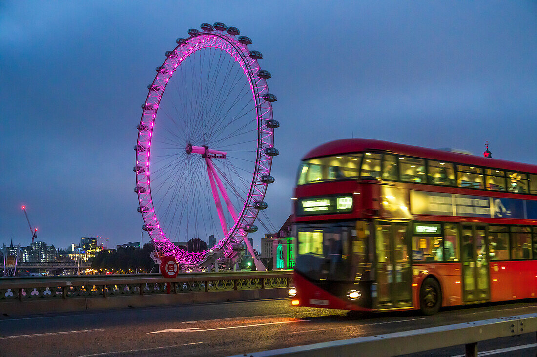 London Bus auf der Westminster Bridge mit Millennium Wheel (London Eye), London, England, Vereinigtes Königreich, Europa