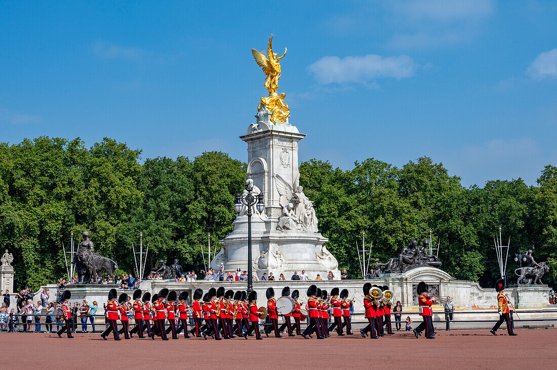 Touristen sehen Wachablösung am Buckingham Palace, London, England, Vereinigtes Königreich, Europa